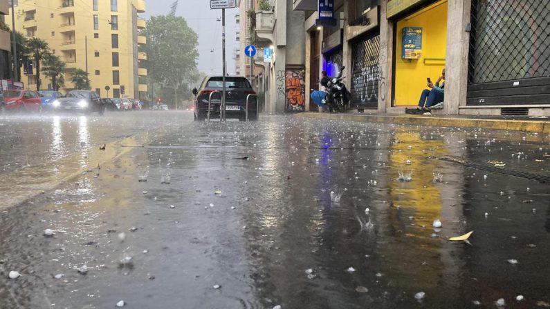 Tregua dal caldo record, inizia il maltempo estremo con temporali e grandine: come cambia il meteo