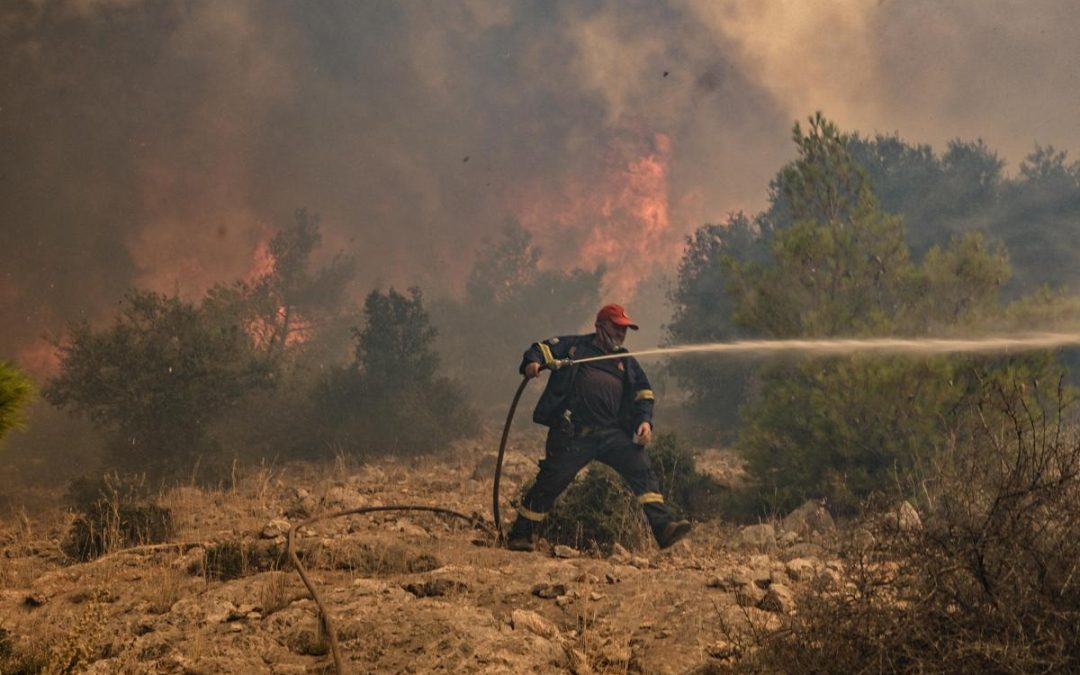 Maxi incendio a Creta, morti due vigili del fuoco: bruciati vivi nell’auto intrappolati nelle fiamme