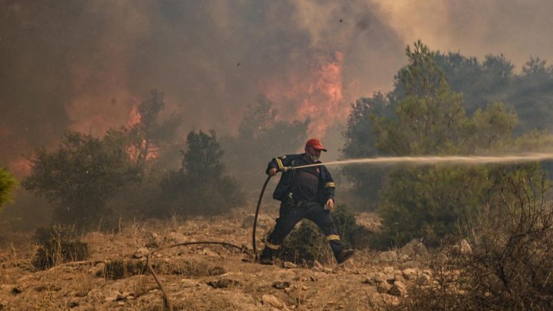 Incendio a Creta, morti due vigili del fuoco
