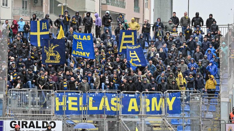Hellas Verona, Daspo di un anno a calciatore: rifiutò selfie a ragazzino scatenando i tifosi