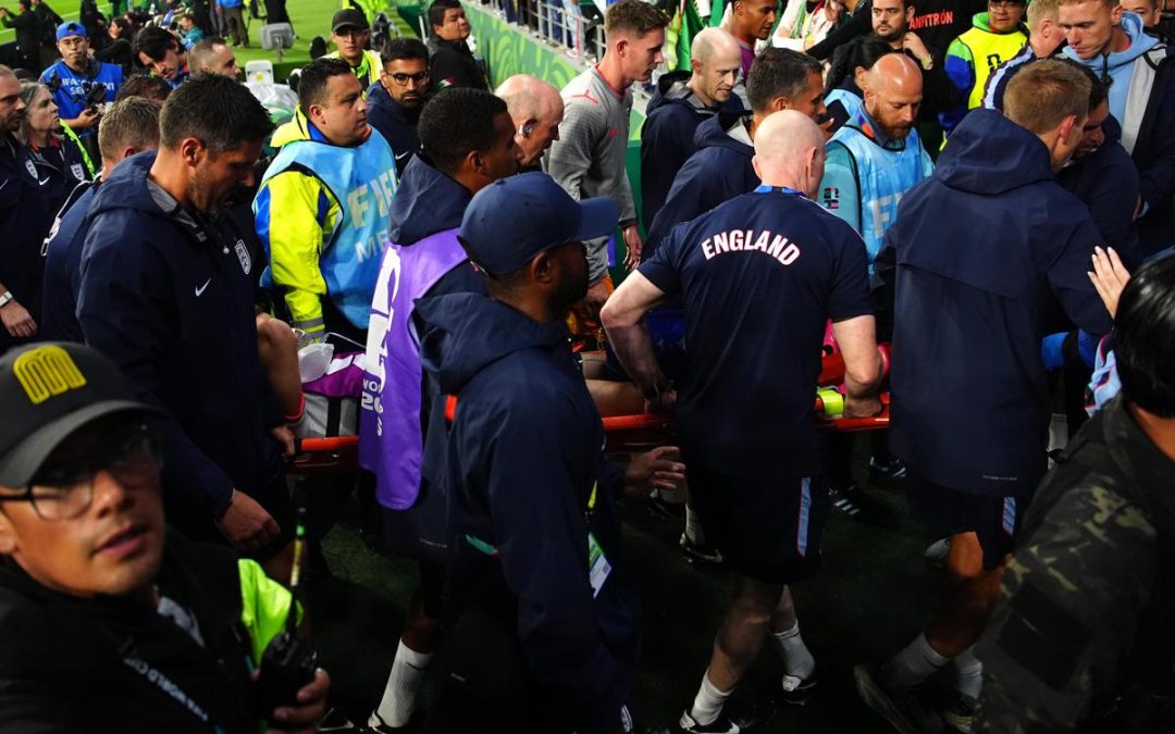 Messico-Inghilterra 2-3, Henderson cade dopo il match: infortunio al polso e corsa in ospedale