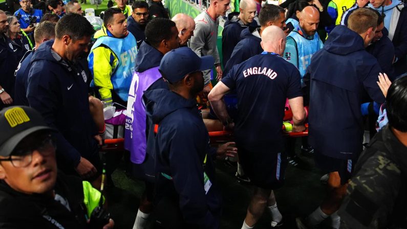 Messico-Inghilterra 2-3, Henderson cade dopo il match: infortunio al polso e corsa in ospedale