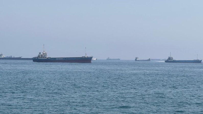 Iran, nuovi attacchi Usa: colpiti obiettivi militare. Teheran blocca petroliere a Hormuz – Diretta