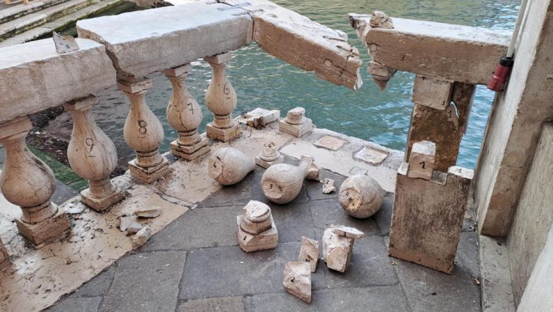 Venezia, via al restauro finale balaustra Ponte di Rialto: fu danneggiata da barcone rubato