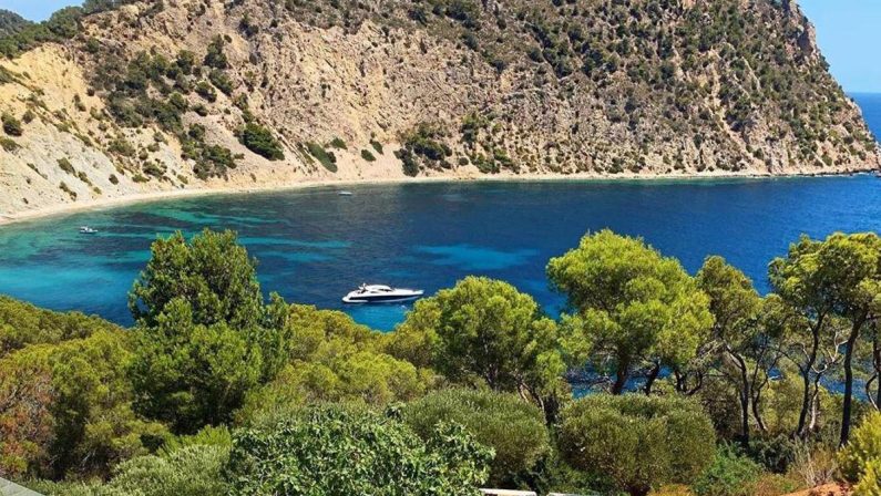 Cameriere italiano morto a Ibiza, corpo trovato nelle acque del porto