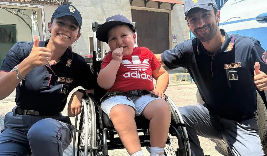 Il piccolo Antonio con gli agenti di Polizia
