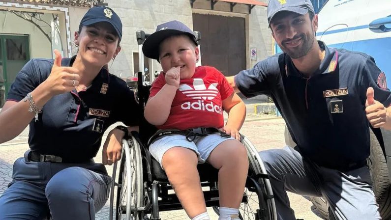 Crotone, trovato un alloggio per il piccolo Antonio “bloccato” in casa dalle scale
