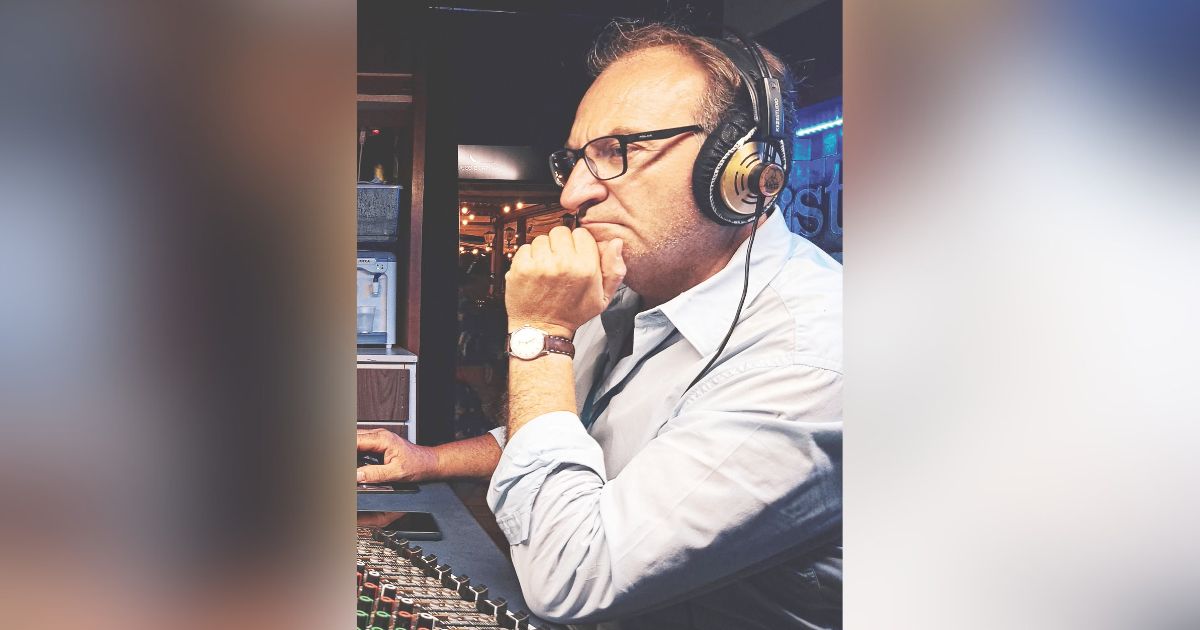 Quattro ragazzi a metà degli anni Settanta creano una radio indipendente, simbolo di libertà e cultura in un paese
