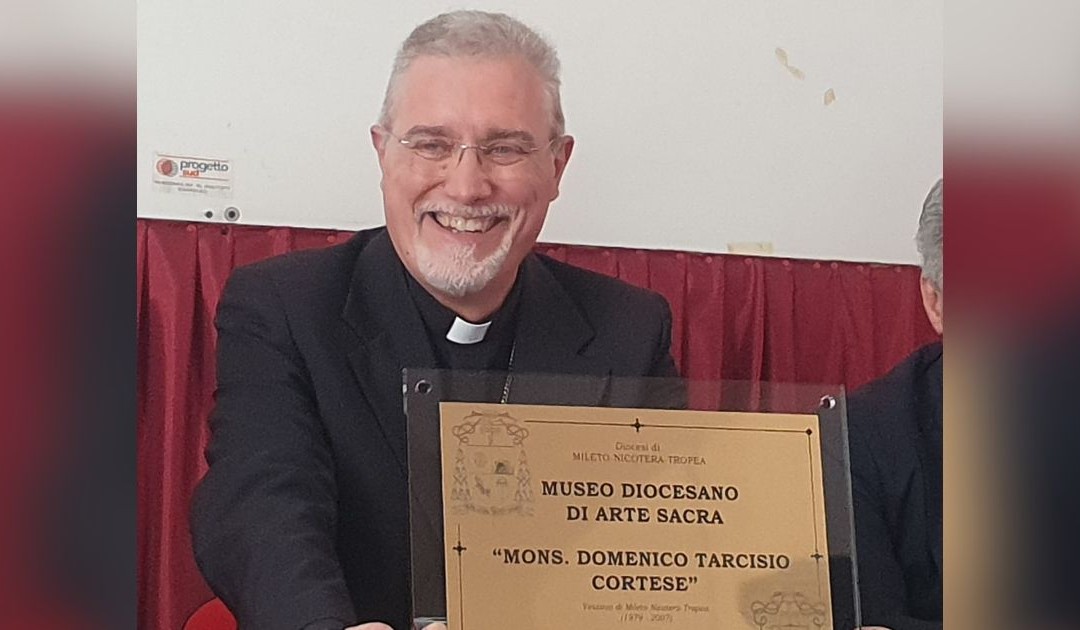 Il vescovo con la targa del Museo Diocesano di Nicotera