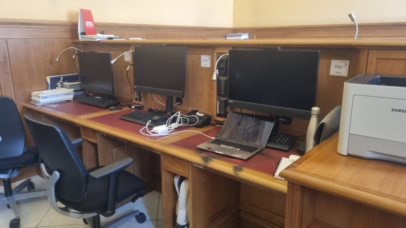 Alla Camera prende fuoco il notebook di un giornalista, fumo in sala stampa e vigili del fuoco in azione