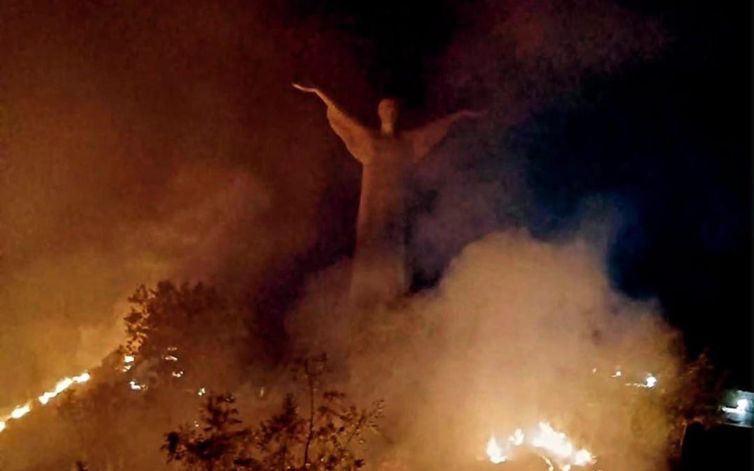 Fiamme lambiscono statua Cristo a Maratea. Bardi: ”Attacco a simbolo Basilicata nel mondo, punire responsabili dello scempio”