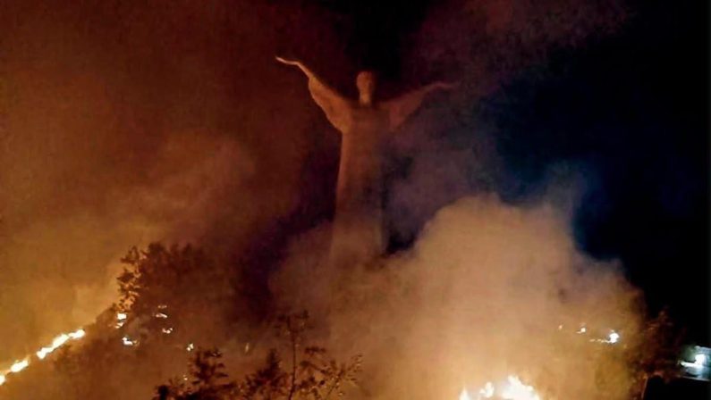 Fiamme lambiscono statua Cristo a Maratea. Bardi: ”Attacco a simbolo Basilicata nel mondo, punire responsabili dello scempio”