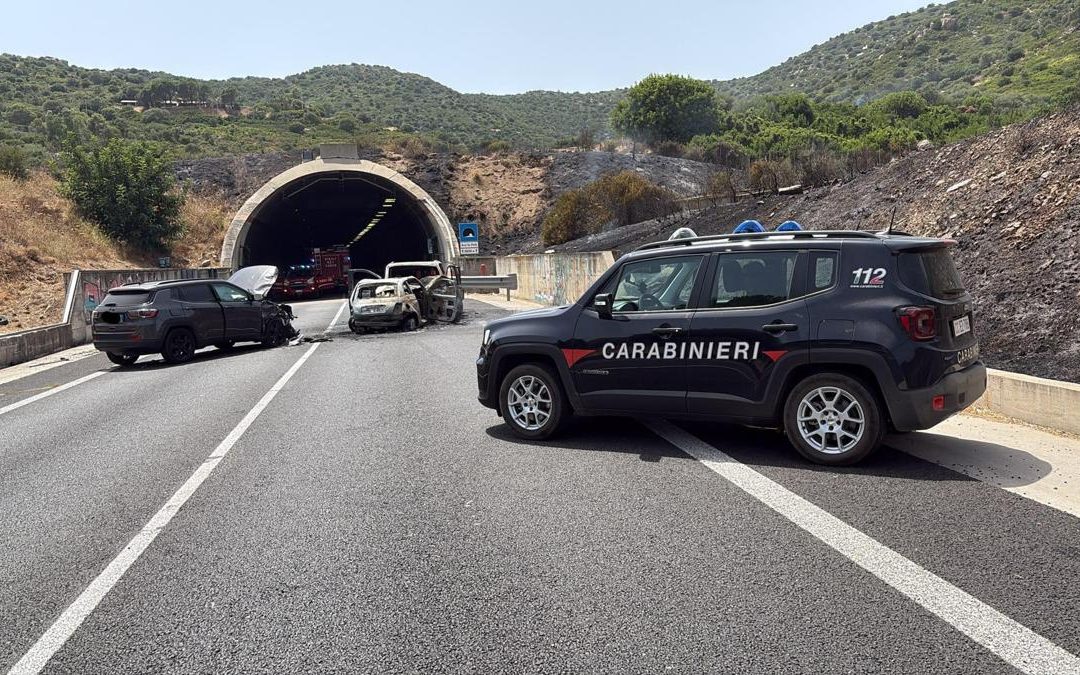 Scontro con due auto in fiamme nel Cagliaritano, un morto e nove feriti