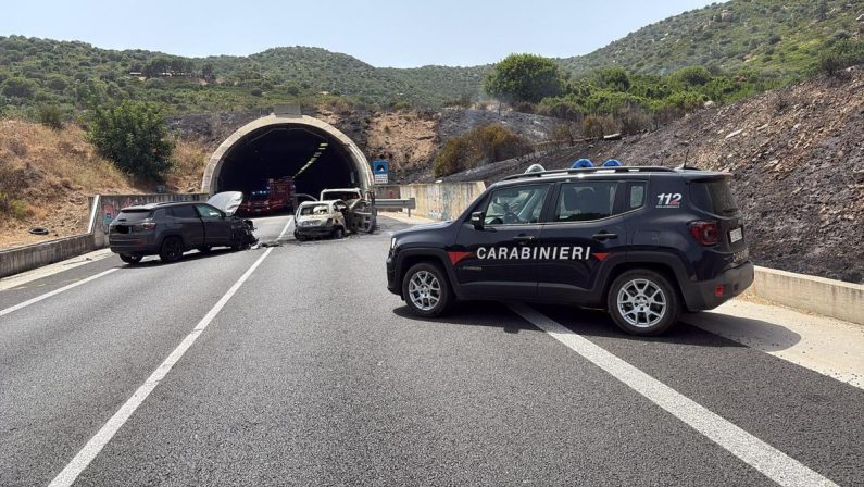 Scontro con due auto in fiamme nel Cagliaritano, un morto e nove feriti