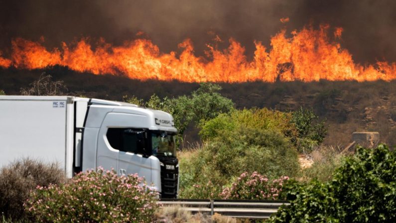 Spagna, emergenza incendi a Madrid. Sanchez: “Situazione drammatica”