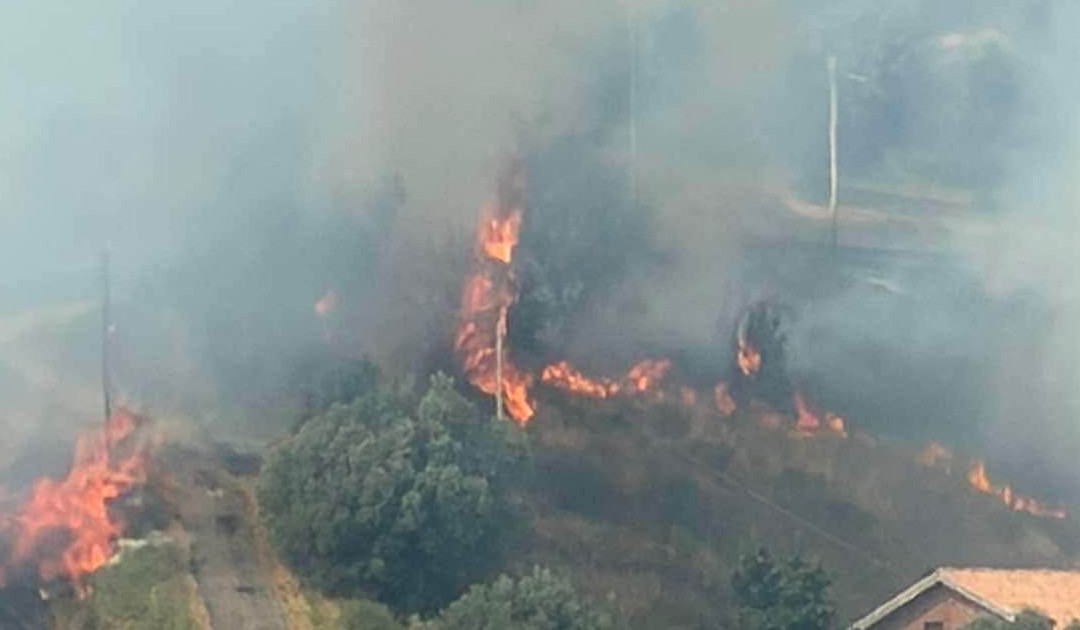 L'incendio nell'area del centro storico di Rende