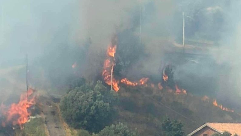 Incendio nell’area del centro storico di Rende, apprensione nella popolazione