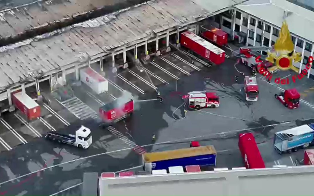 Incendio al deposito Bartolini, la nube nera avvolge Milano