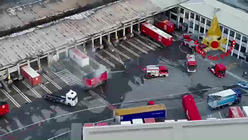 Incendio al deposito Bartolini, la nube nera avvolge Milano
