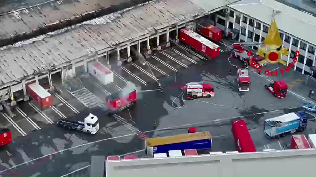 https://www.quotidianodelsud.it/wp-content/uploads/2026/07/incendio-al-deposito-bartolini-la-nube-nera-avvolge-milano-video.jpeg