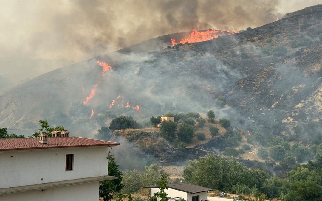 Grave incendio a Cassano allo Jonio, famiglie evacuate