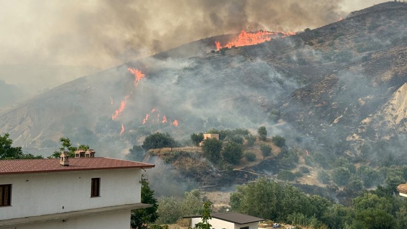 Grave incendio a Cassano allo Jonio, famiglie evacuate