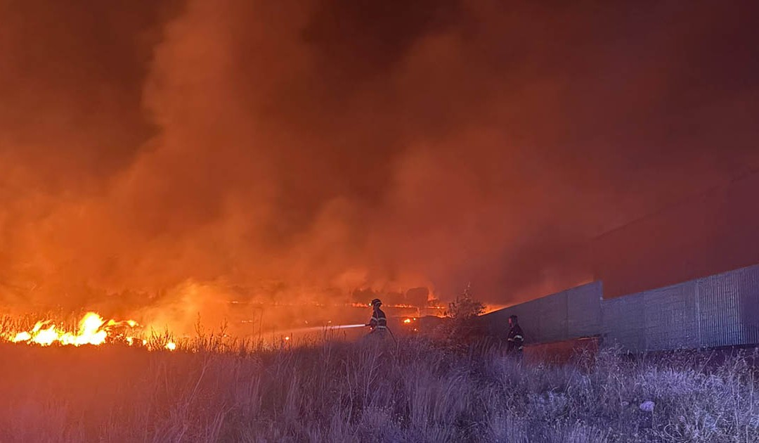 Incendio nel Pollino, i sindaci: «Roghi in zone impervie, raggiungibili solo dall’alto»