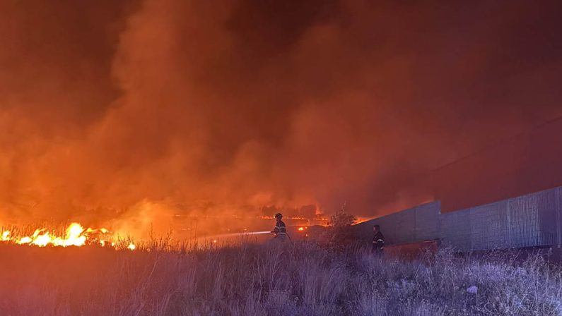 Incendio nel Pollino, i sindaci: «Roghi in zone impervie, raggiungibili solo dall’alto»
