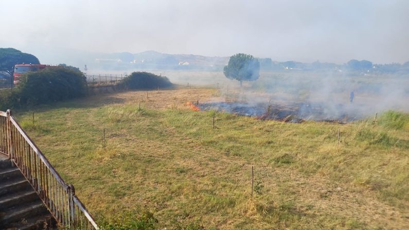 Catanzaro, vasto incendio tra Copanello e Squillace