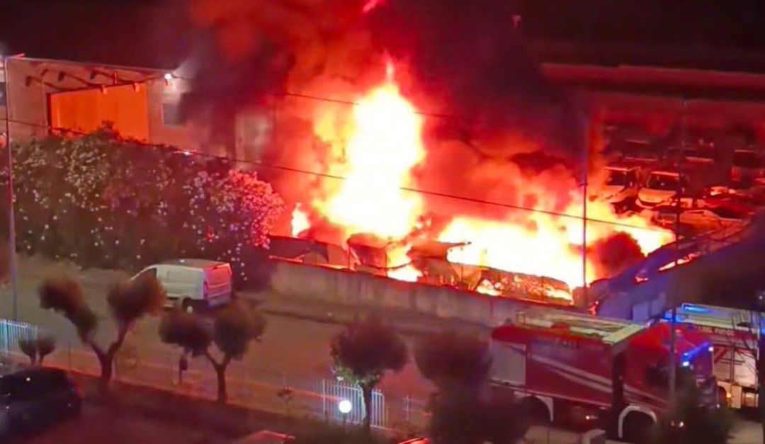 Cosenza, incendio nel deposito di Ecologia oggi