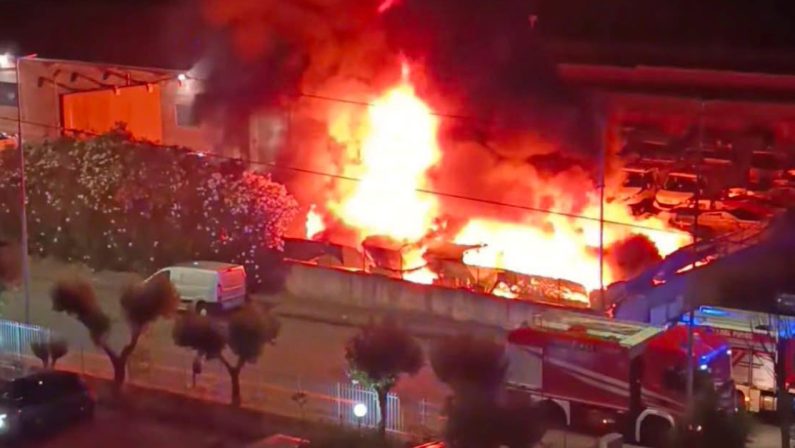 Cosenza, incendio nel deposito di Ecologia oggi