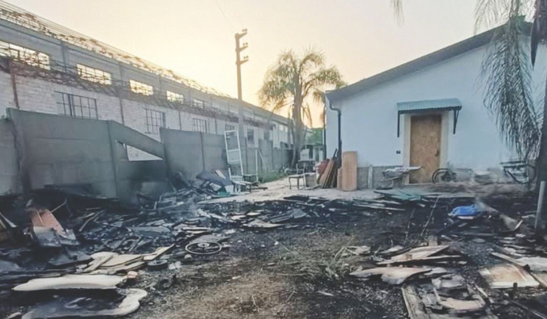 Policoro, incendio nella zona dell’ex zuccherificio: una famiglia evacuata