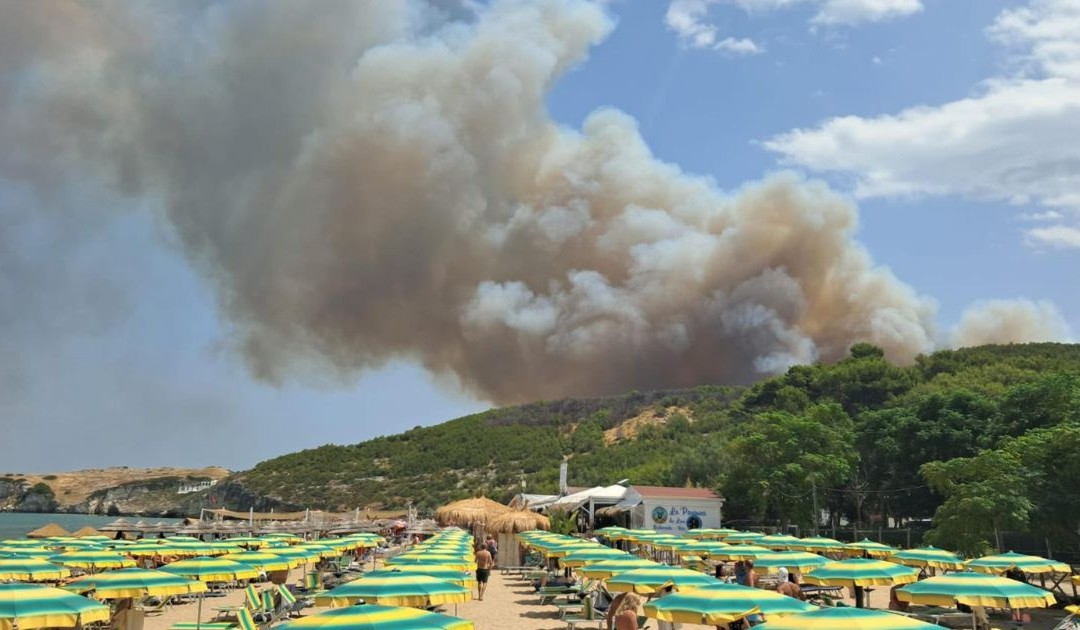 L'incendio visto dalla spiaggia