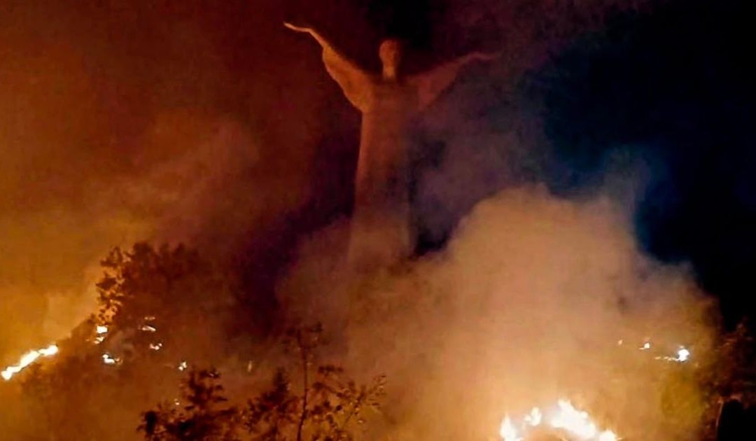 Incendio a Maratea: fiamme vicino al Cristo Redentore, si teme il crollo del costone
