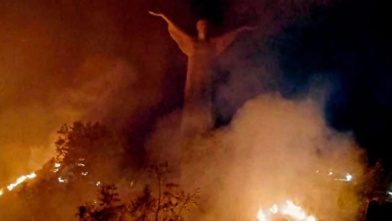 Incendi a Maratea, dopo il Cristo Redentore le fiamme a Marina