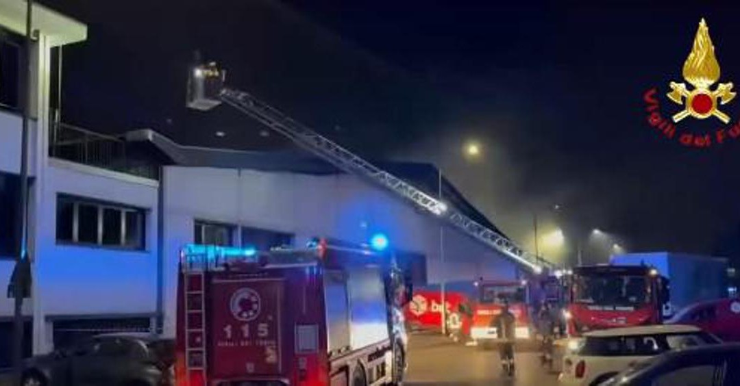 Milano, spento incendio a deposito Bartolini. Vigili del fuoco: “Nessun ferito”