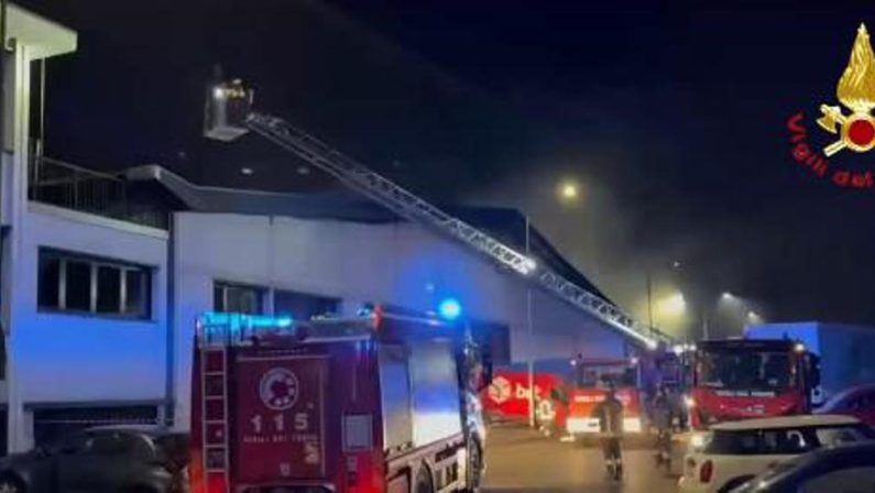 Milano, spento incendio a deposito Bartolini. Vigili del fuoco: “Nessun ferito”