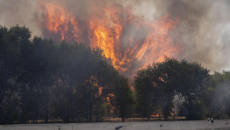 Francia e Spagna in ginocchio per gli incendi, Macron schiera l’esercito
