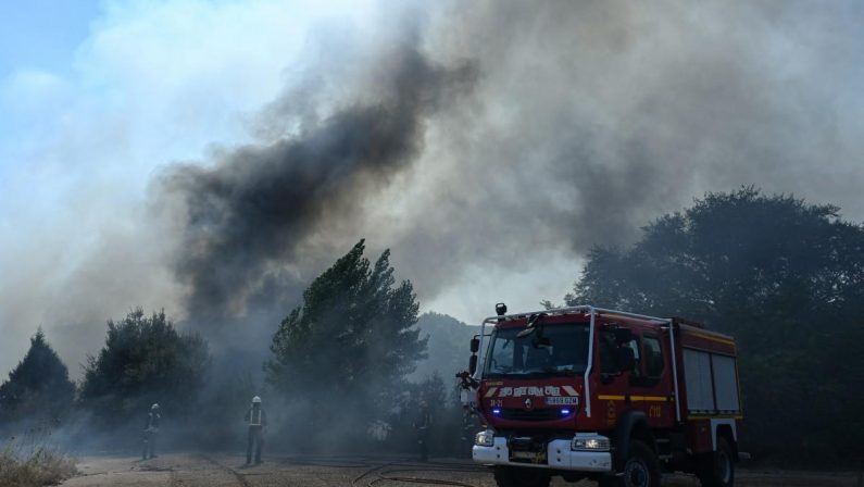 Spagna, 12 morti a causa di un incendio in Andalusia: alcune vittime trovate nelle auto