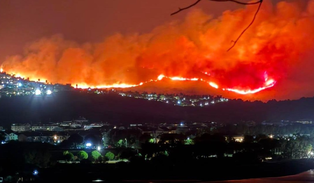 Incendio a Squillace lido: maxi intervento dei Vigili del fuoco