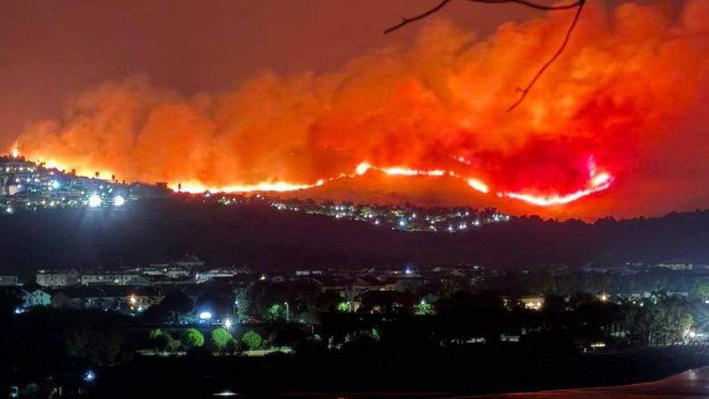 Incendio a Squillace lido: maxi intervento dei Vigili del fuoco