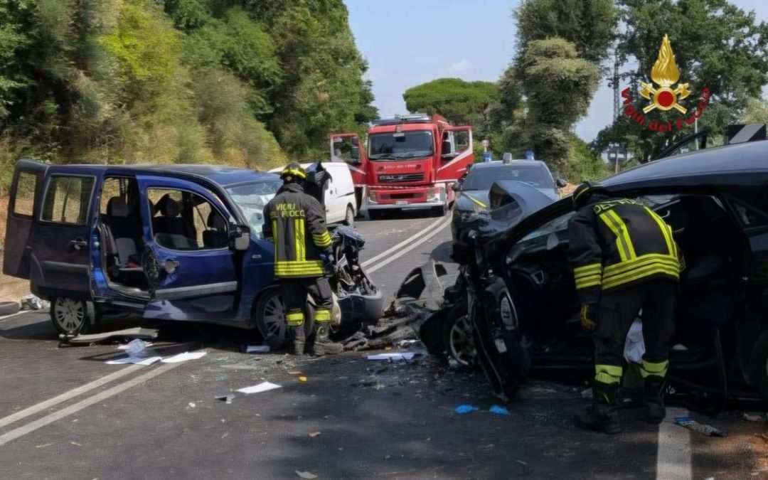 Incidente a Roma, scontro fra due auto in via Appia: un morto e due feriti