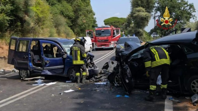 Incidente a Roma, scontro fra due auto in via Appia: un morto e due feriti
