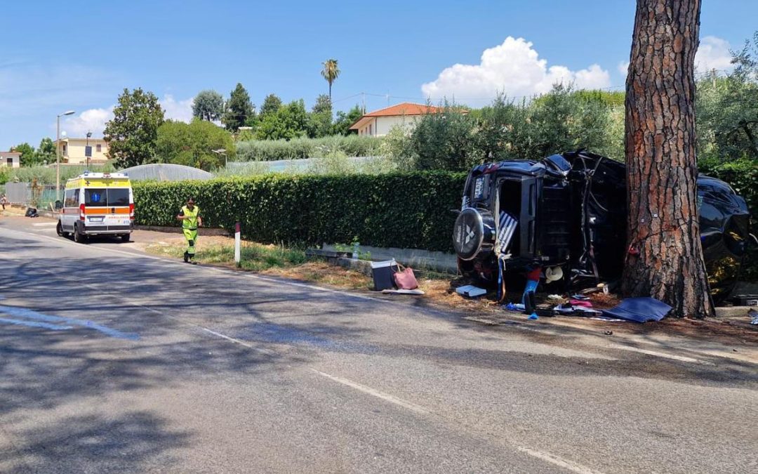 Auto finisce contro un albero a Cisterna di Latina: due morti