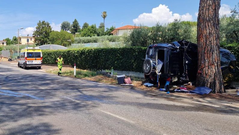 Auto finisce contro un albero a Cisterna di Latina: due morti