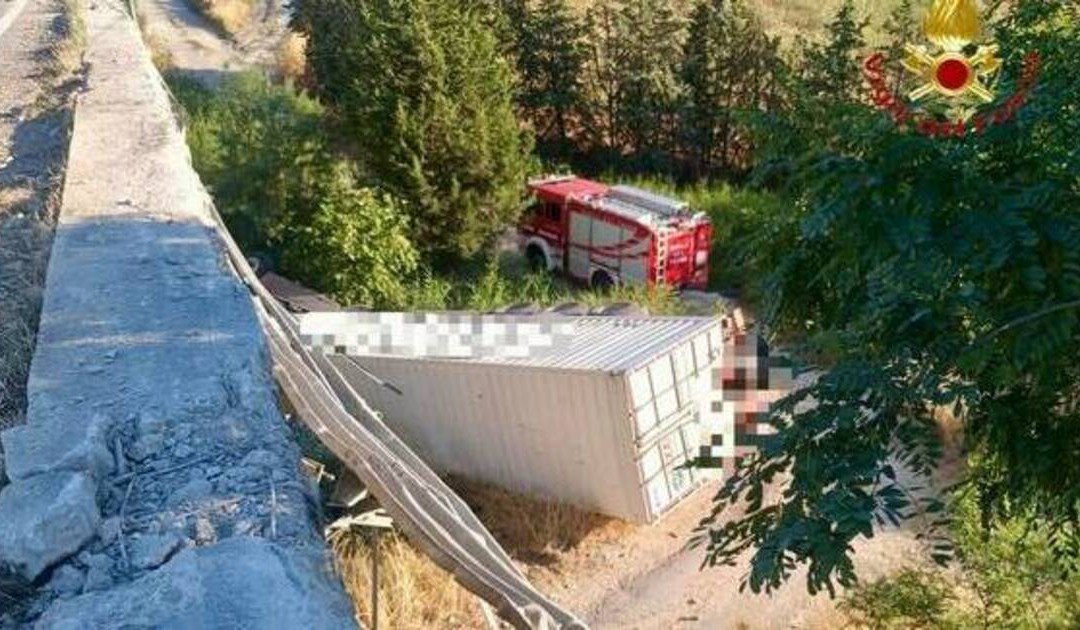 Matera, incidente sulla SS7; autoarticolato precipita da cavalcavia, morto 50enne di Taranto