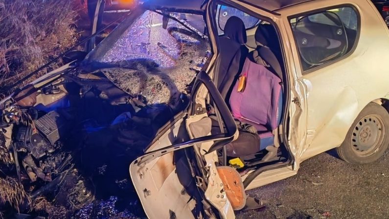 Cinque feriti in un incidente sulla Statale 106 nel Catanzarese