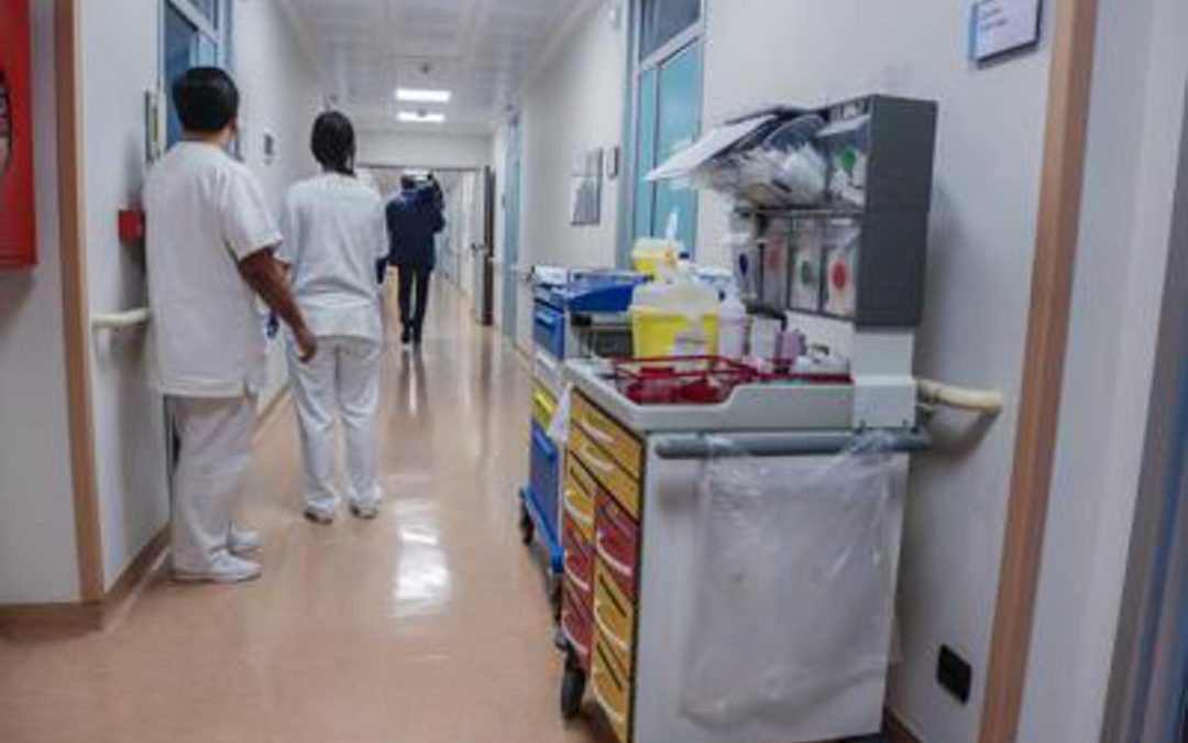 Sanità, intesa sul contratto: “Aumento di 240 euro al mese per gli infermieri”