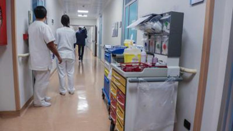 Sanità, intesa sul contratto: “Aumento di 240 euro al mese per gli infermieri”