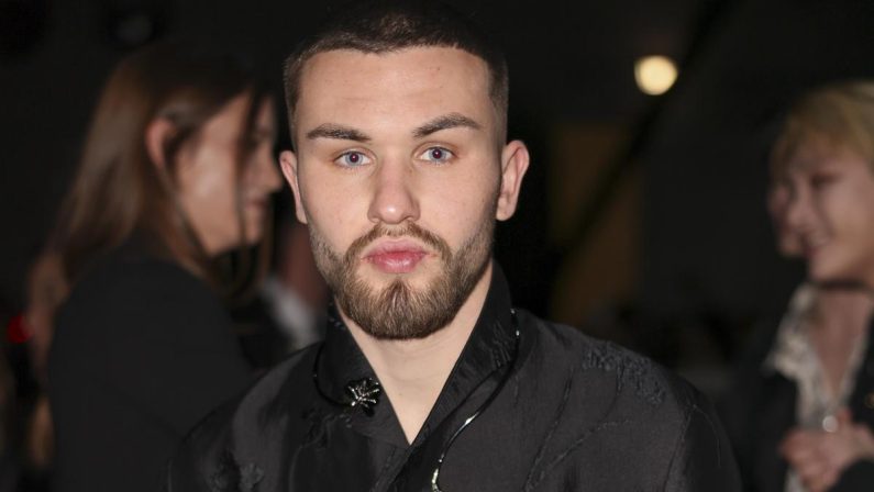 Artem Tkachuk condannato a 1 anno: l’attore di Mare Fuori danneggiò auto con tre amici
